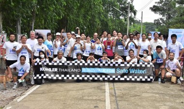 Group photo holding up Kohler Thailand Safe Water sign