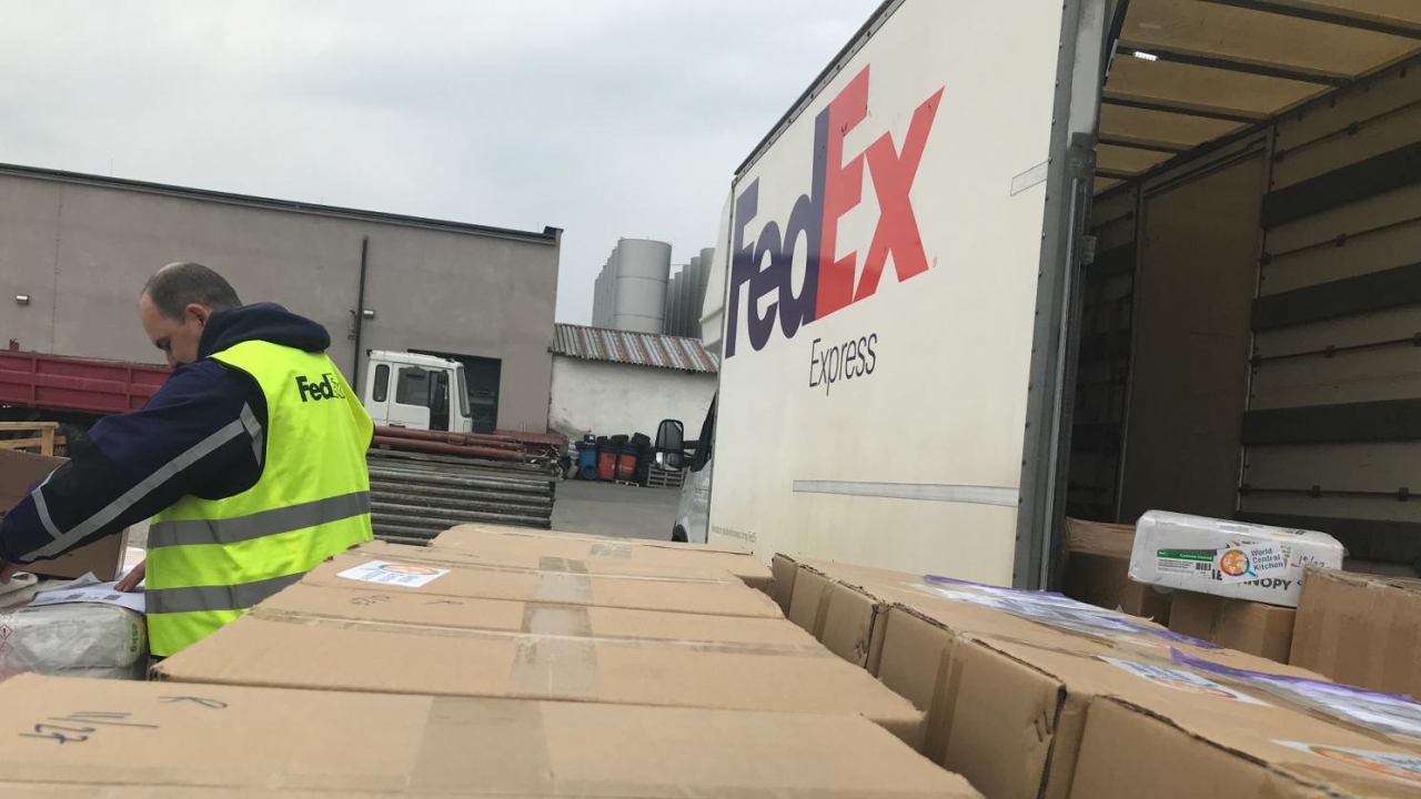 Persoană care descarcă un camion FedEx