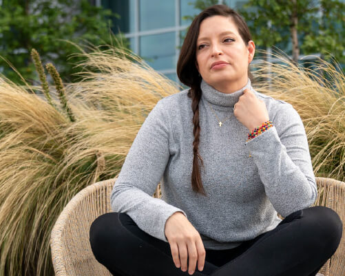 Image of mental health counselor, Bianca Añez, sitting outside