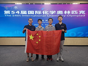 Chinese winning team with flag