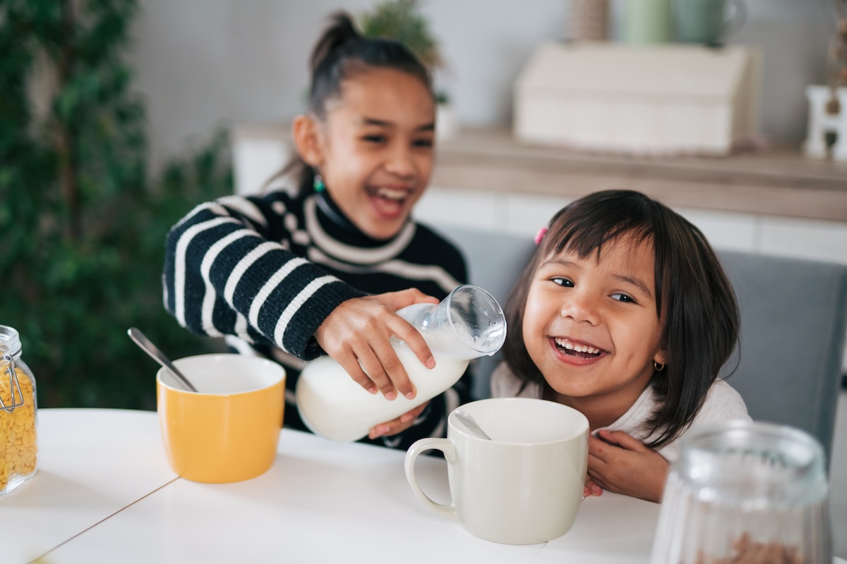 children drinking milk