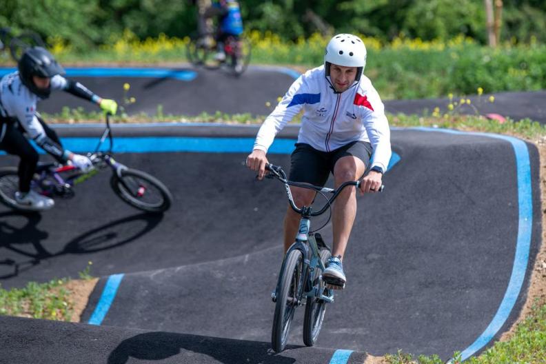 bicyclist competing 