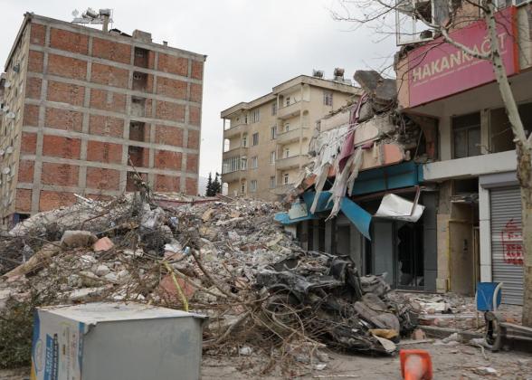 Collapsed buildings following the 2023 Turkey-Syria earthquake left many in urgent need of medical care. People with kidney conditions are especially vulnerable during earthquakes due to crush injuries and disrupted access to dialysis and essential medications. (Credit: Direct Relief)  
