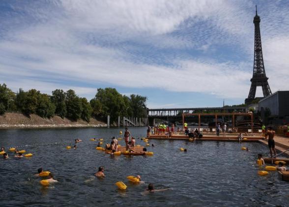 People swimming in the Seine 