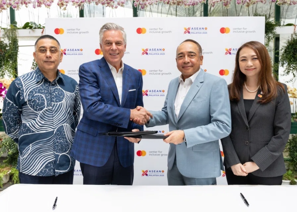 Vice chairman and president of Mastercard Strategic Growth Jon Huntsman (second from left) and chairman of Asean Business Advisory Council Malaysia Tan Sri Nazir Razak (second from right) at the signing ceremony to host the Mastercard Asean Inclusive Growth Summit across South-east Asia over the next three years. PHOTO: MASTERCARD