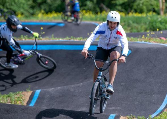 bicyclist competing