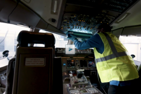 United Now Cleaning Flight Decks With UVC Lighting Image.