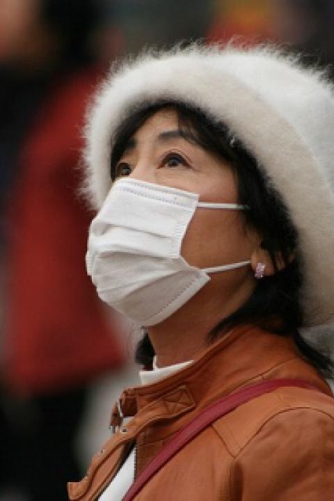 Chinese-woman-wearing-face-mask.jpg