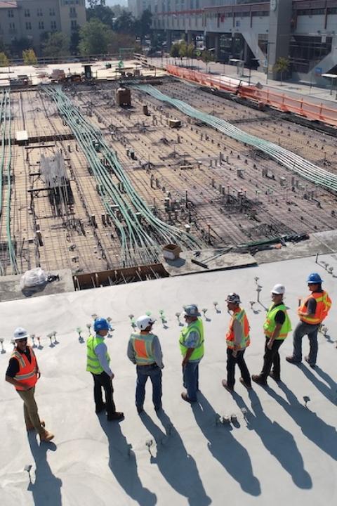 Workers on the construction site of a large building - how the construction sector can be part of the circular economy