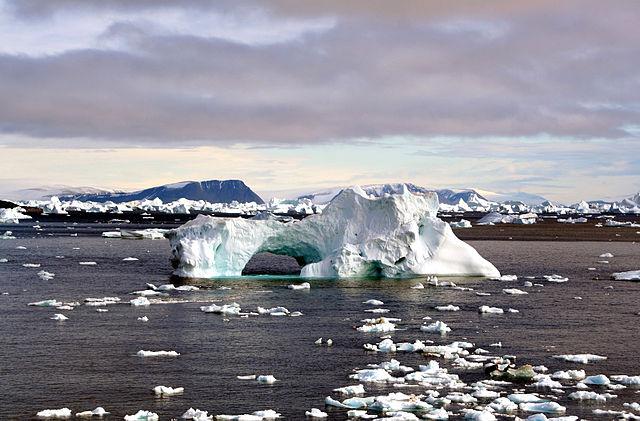 640px-Iceberg_with_hole_edit.jpg