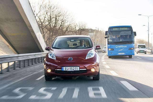 A-Nissan-Leaf-drives-in-a-bus-lane-in-Norway.jpg