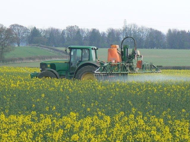 Crop_spraying_near_St_Mary_Bourne_-_geograph.org_.uk_-_392462.jpg