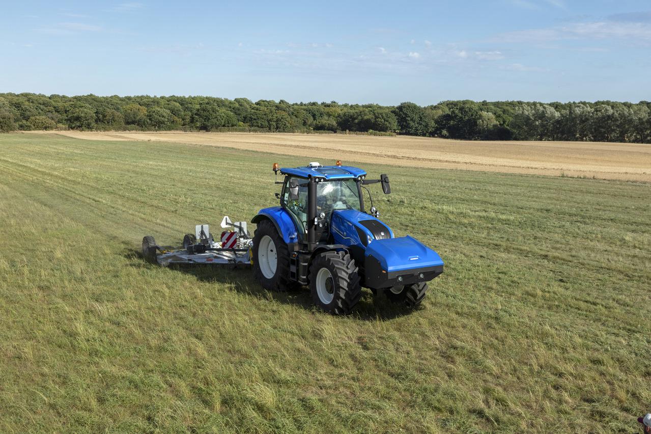 T6_180_MethanePower - methane-powered tractor on fields - carbon-neutral farming