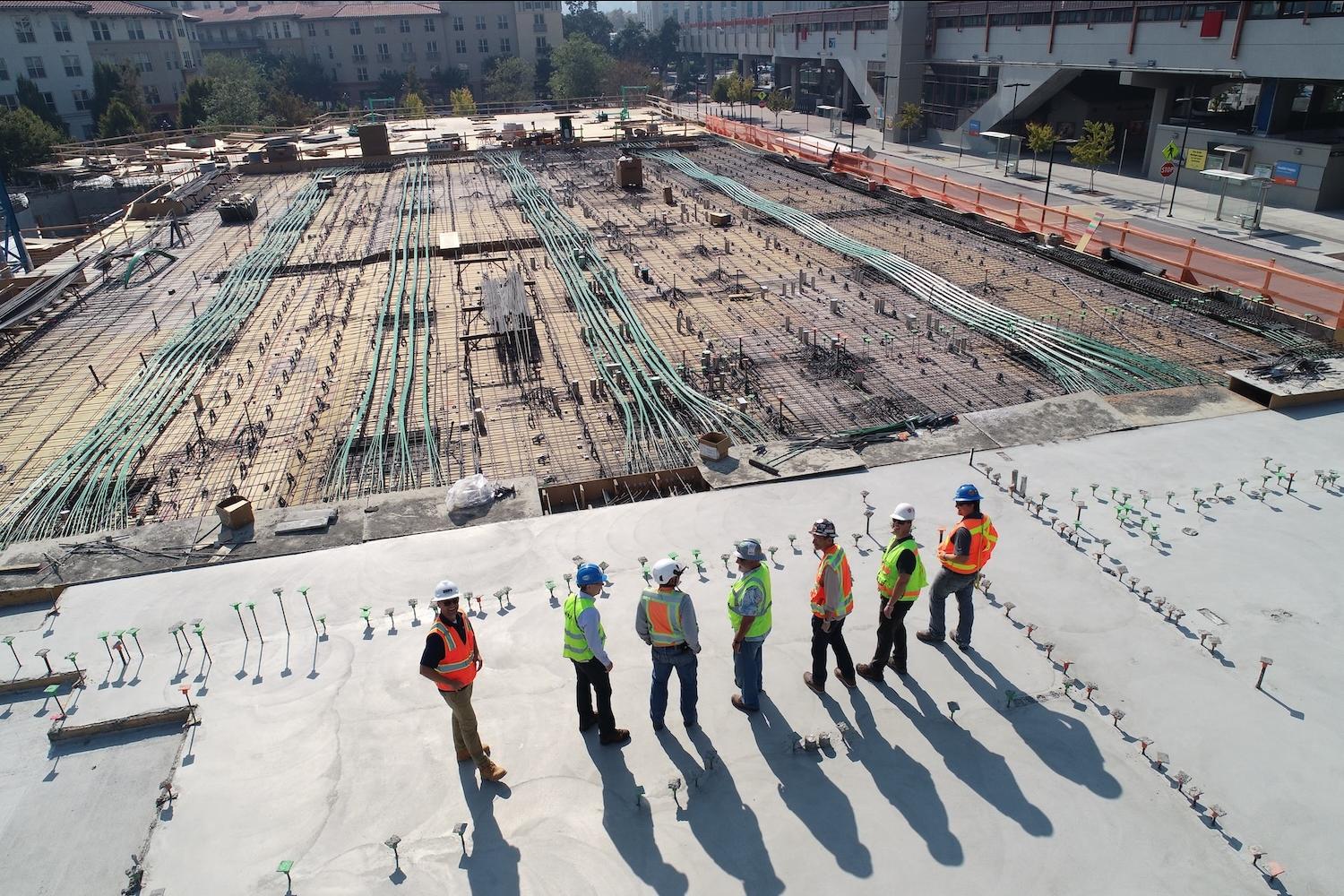 Workers on the construction site of a large building - how the construction sector can be part of the circular economy