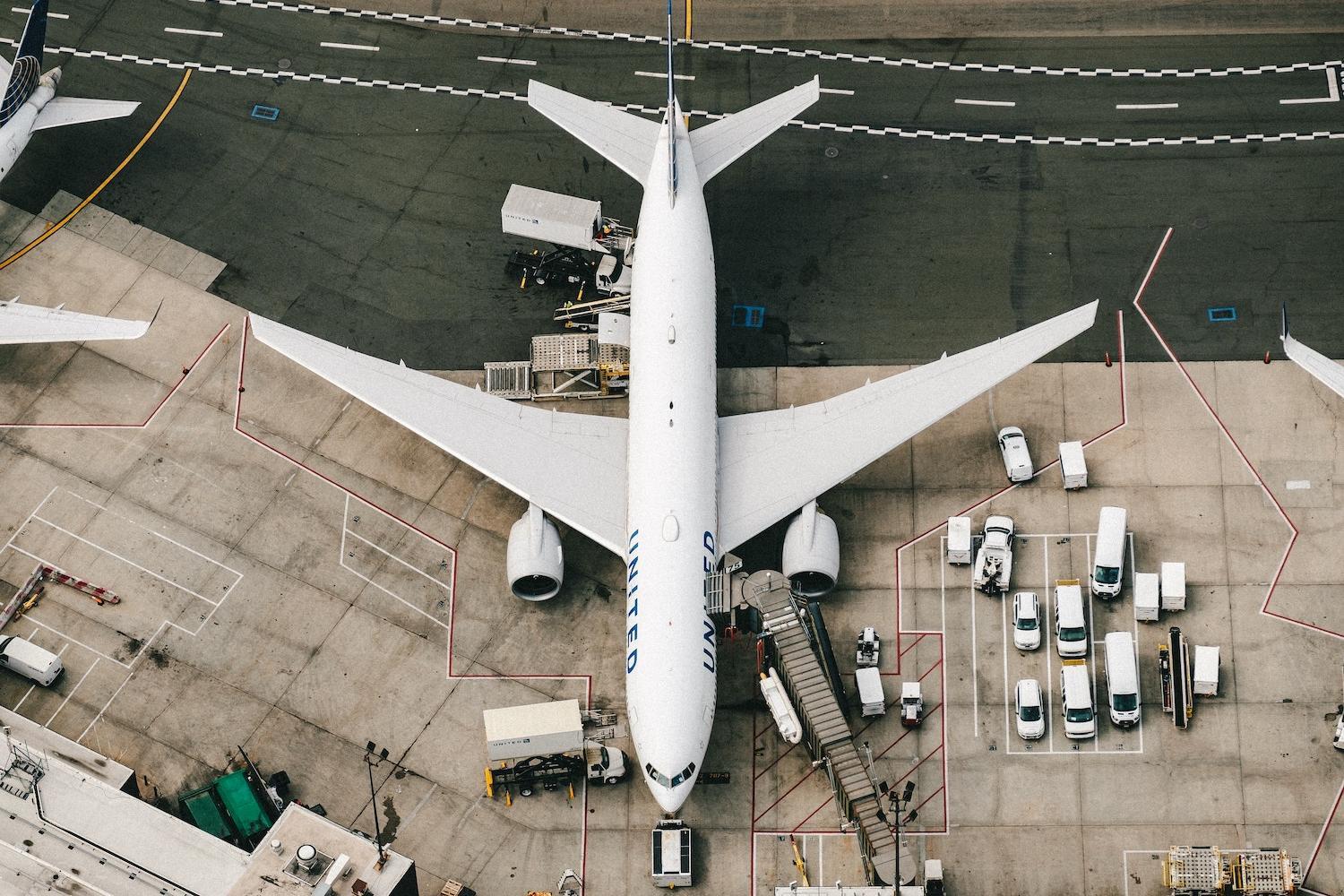 airplane on the tarmac - AI-driven cliamte solutions to reduce taxi time and emissions