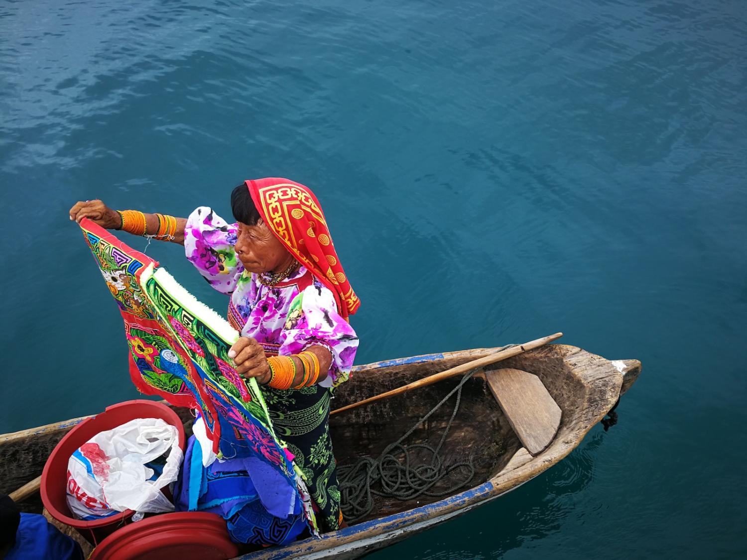 A Guna Yala woman in a canoe displaying her wares.