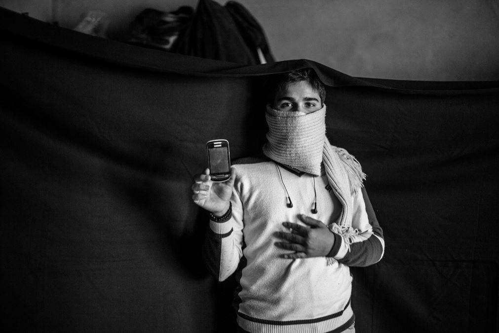 A-cheap-smartphone-can-open-many-doors-for-refugees.jpg