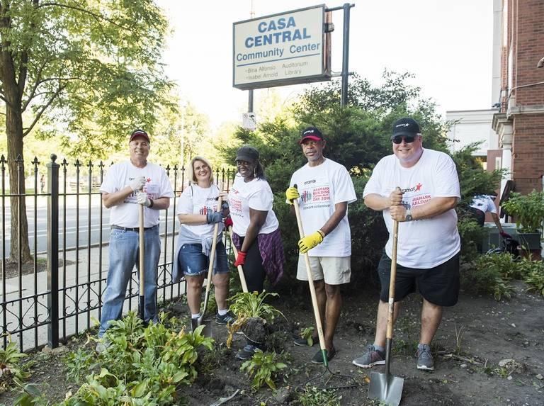 Aramark-volunteers-at-Casa-Central-Chicago.jpg