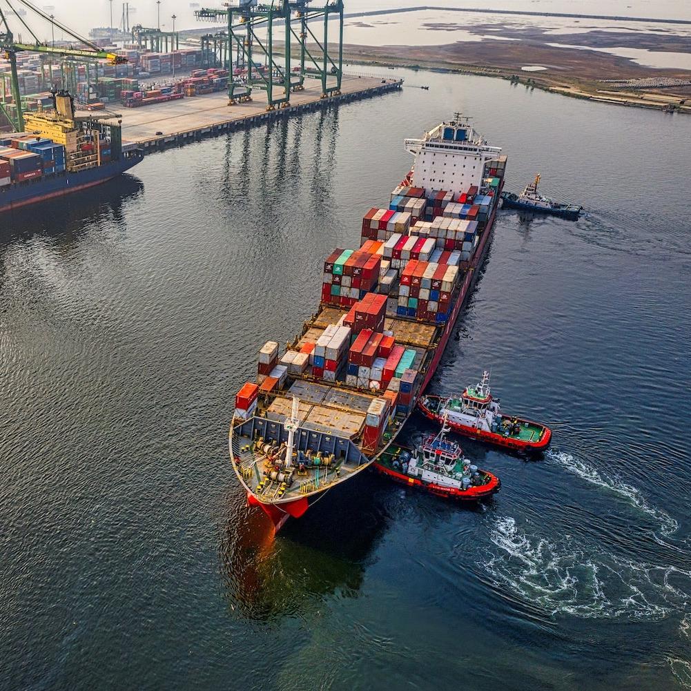 Cargo Ships in port - using carbon data networks to assess and cut the climate impact of supply chains