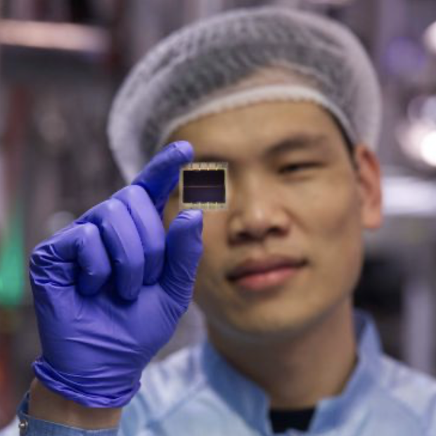 Dr Shuaifeng Hu oxford university examines new ultra thin solar power cell