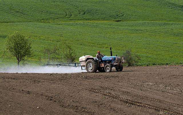 Pesticides_application_01.jpg