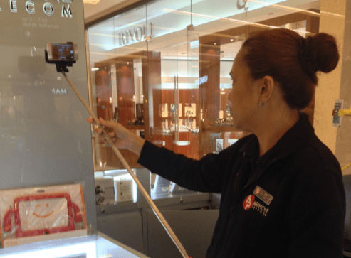 Working-at-a-mall-kiosk-is-a-common-job-for-Filipinos-in-the-UAE-1.png