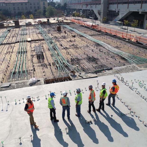 Workers on the construction site of a large building - how the construction sector can be part of the circular economy