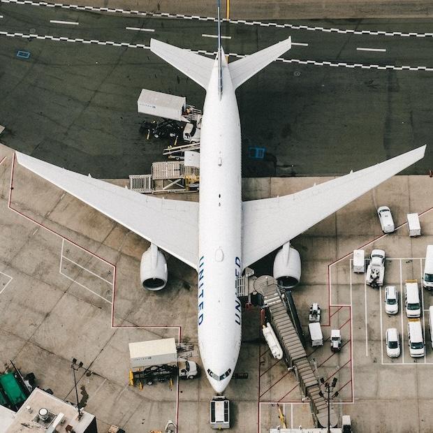 airplane on the tarmac - AI-driven cliamte solutions to reduce taxi time and emissions